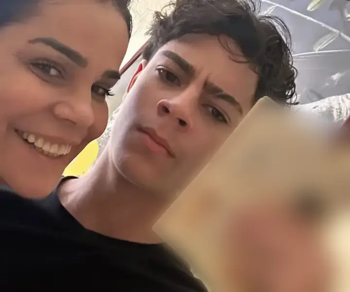 Cliente e o filho com o passaporte novo em mãos