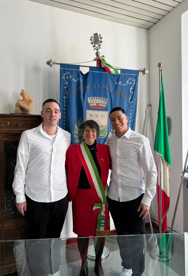 Clientes no Comune com a faixa tricolor italiana