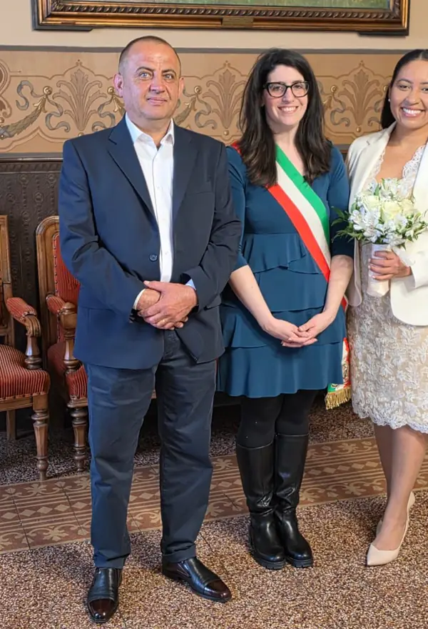 Casal no dia do casamento civil na Itália, com a oficiante do Comune